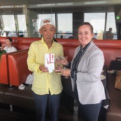 6月のチャリティーゴルフカップの優勝者、小間井さんを招いて祝賀会を行いました！