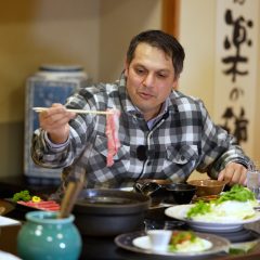 和牛しゃぶしゃぶを食べるジョン・ドーブ氏