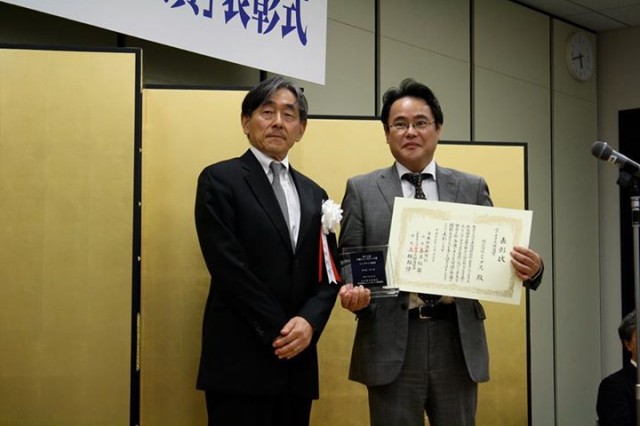 Mr. Okumura, president of Midas, receiving the Nikkei New Office award