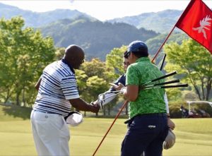 Golf on your own or with others in a small group; Everyone has a chance to win the 100,000 yen prize!